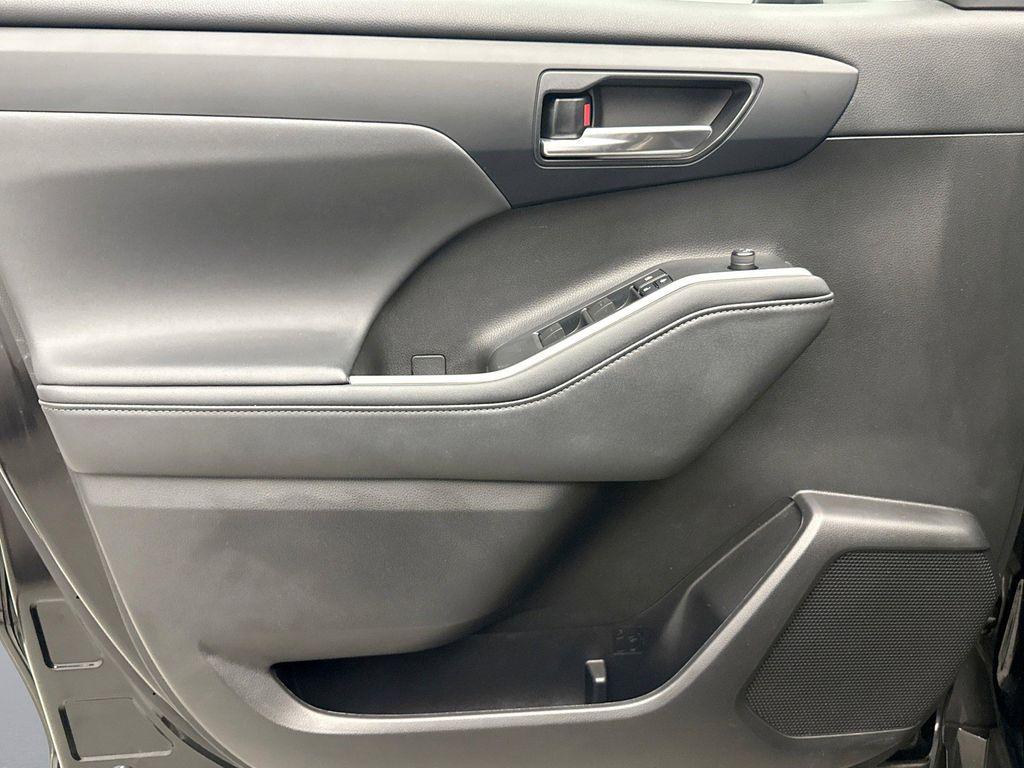 used 2022 Toyota Highlander car, priced at $37,499