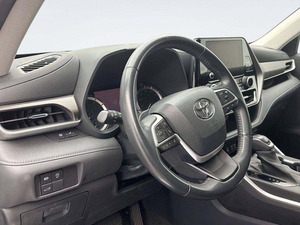 used 2023 Toyota Highlander car, priced at $34,599
