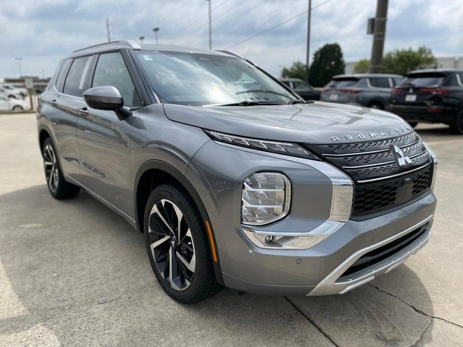 new 2024 Mitsubishi Outlander car, priced at $35,305