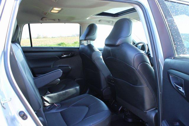 used 2022 Toyota Highlander car, priced at $31,997