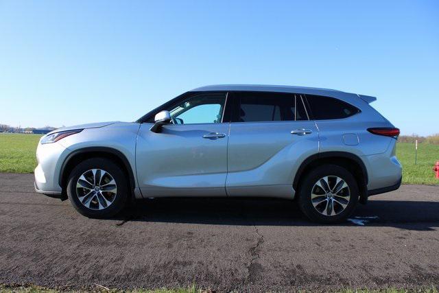 used 2022 Toyota Highlander car, priced at $31,997