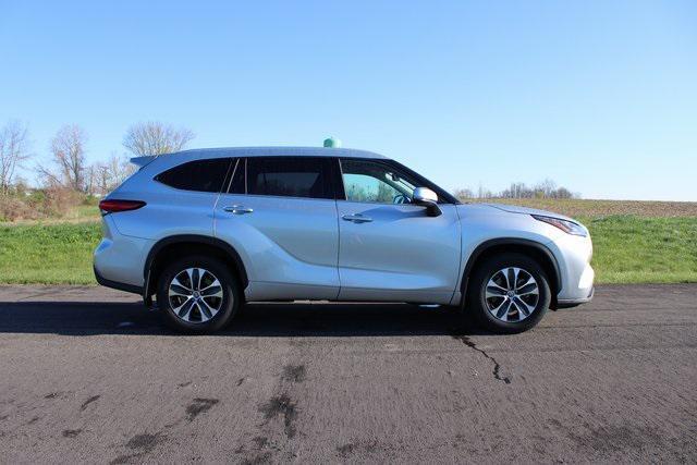 used 2022 Toyota Highlander car, priced at $31,997