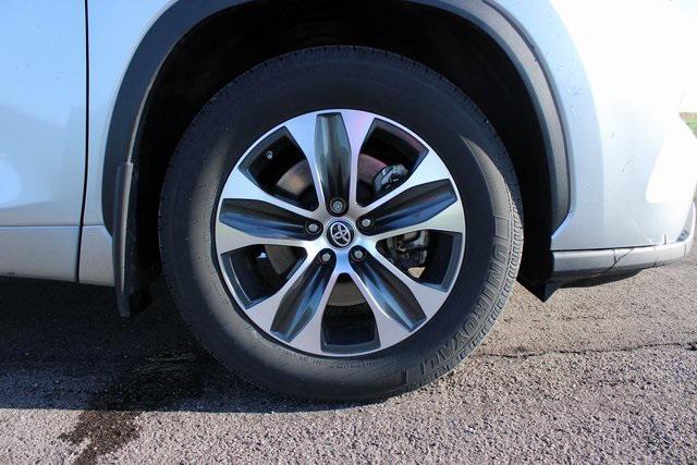 used 2022 Toyota Highlander car, priced at $31,997