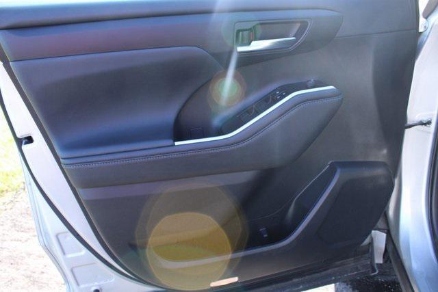 used 2022 Toyota Highlander car, priced at $31,997