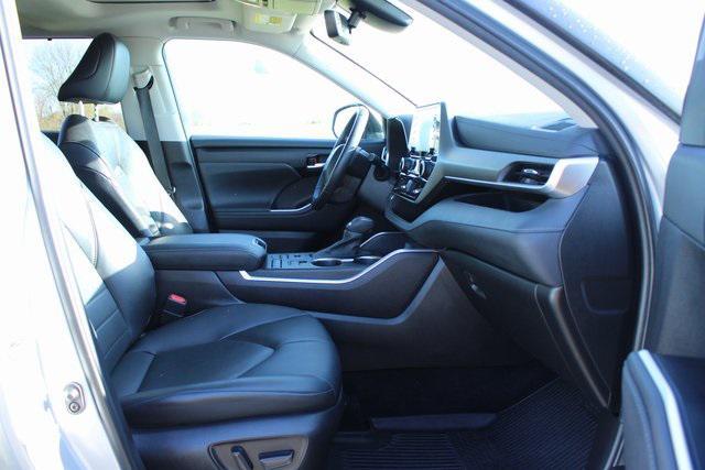 used 2022 Toyota Highlander car, priced at $31,997
