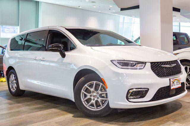 used 2025 Chrysler Pacifica car
