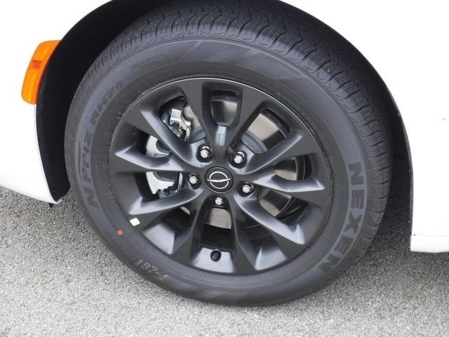 new 2025 Chrysler Pacifica car, priced at $42,618