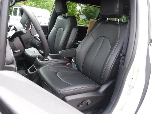 new 2025 Chrysler Pacifica car, priced at $42,618