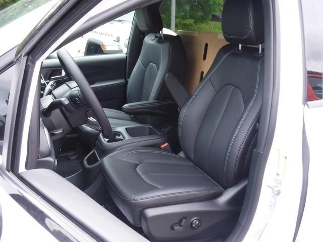 new 2025 Chrysler Pacifica car, priced at $42,618