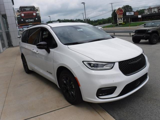 new 2025 Chrysler Pacifica car, priced at $42,618