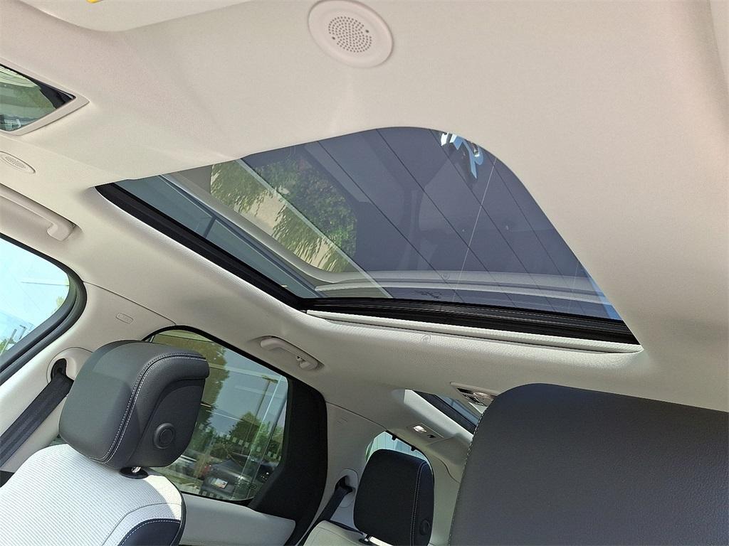 used 2025 Land Rover Discovery car, priced at $57,400