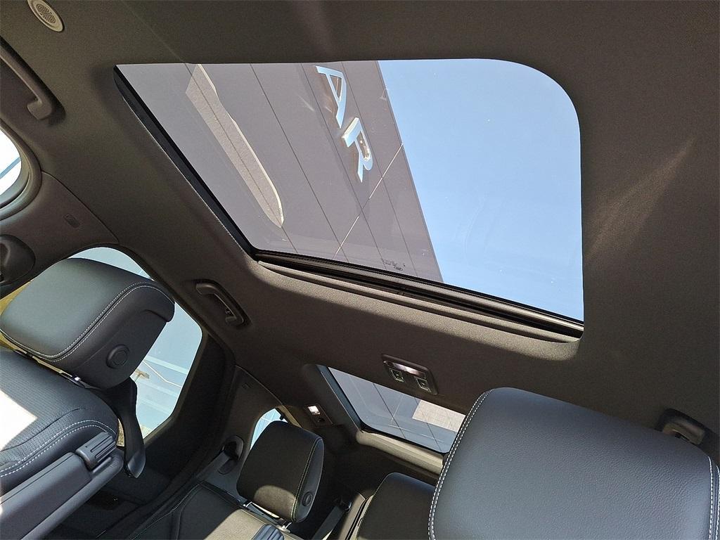 new 2025 Land Rover Discovery car