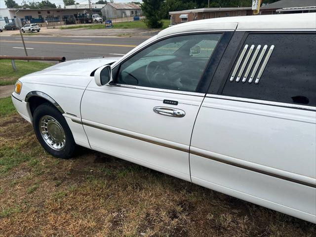 used 2002 Lincoln Town Car car, priced at $10,950