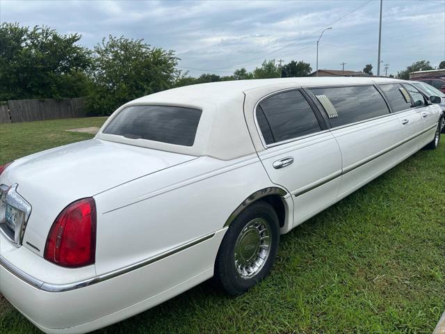 used 2002 Lincoln Town Car car, priced at $10,950