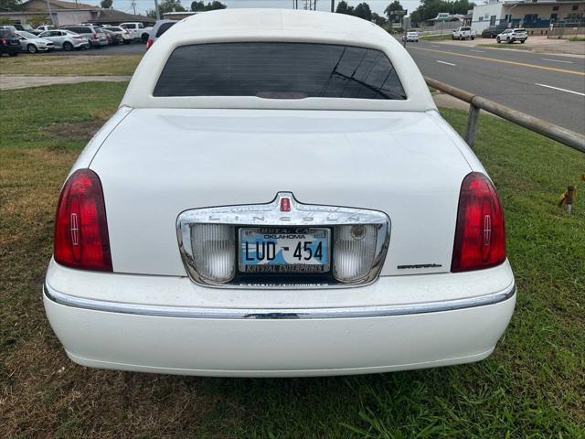 used 2002 Lincoln Town Car car, priced at $10,950