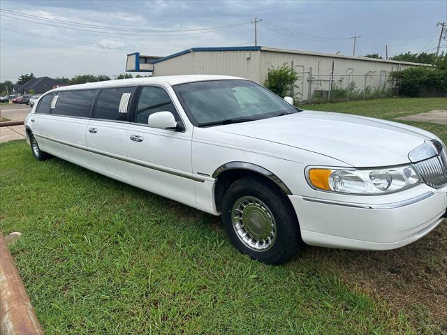 used 2002 Lincoln Town Car car, priced at $10,950