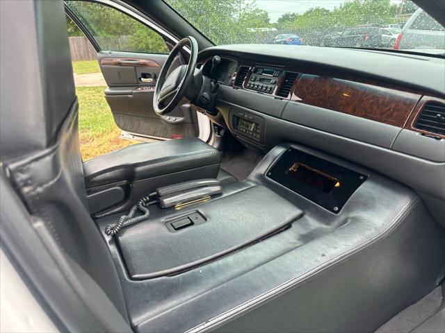 used 2002 Lincoln Town Car car, priced at $10,950