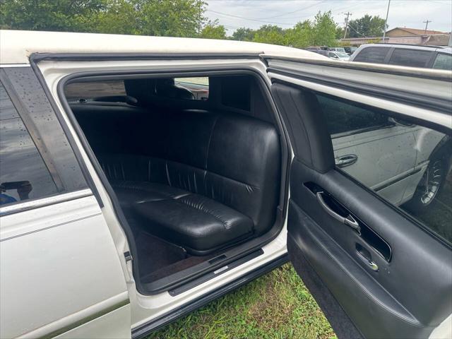 used 2002 Lincoln Town Car car, priced at $10,950