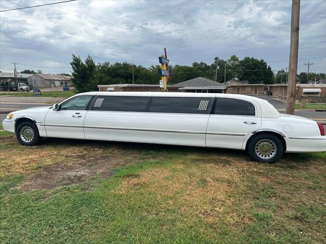 used 2002 Lincoln Town Car car, priced at $10,950