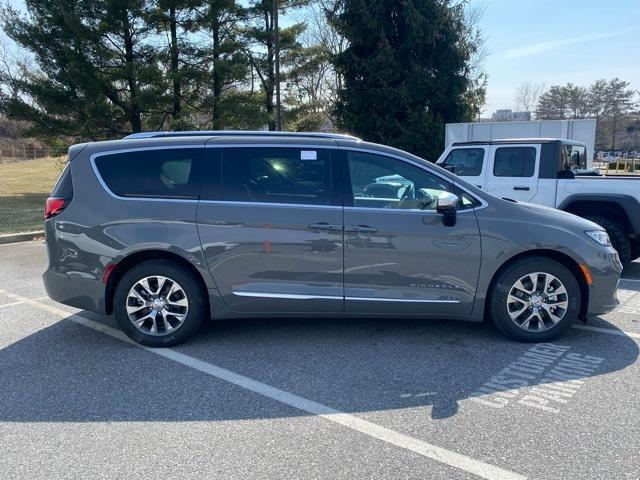 new 2025 Chrysler Pacifica Hybrid car, priced at $43,305