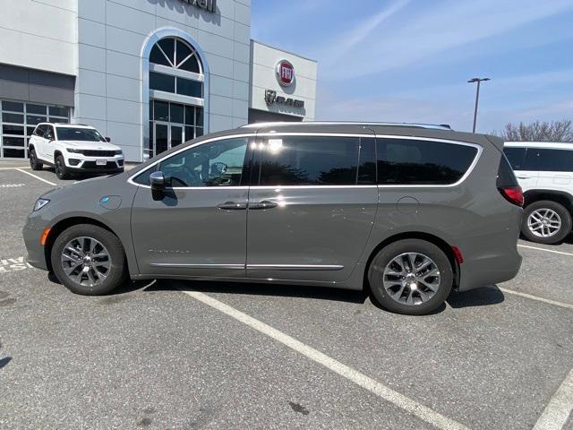 new 2025 Chrysler Pacifica Hybrid car, priced at $43,305