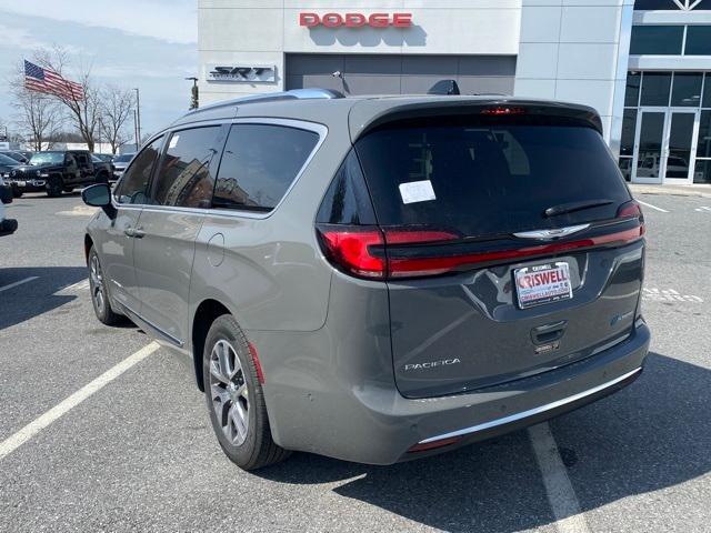 new 2025 Chrysler Pacifica Hybrid car, priced at $43,305