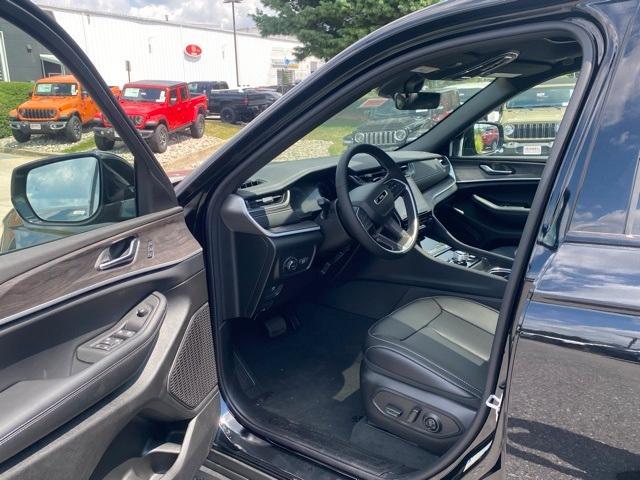 new 2025 Jeep Grand Cherokee car, priced at $41,500