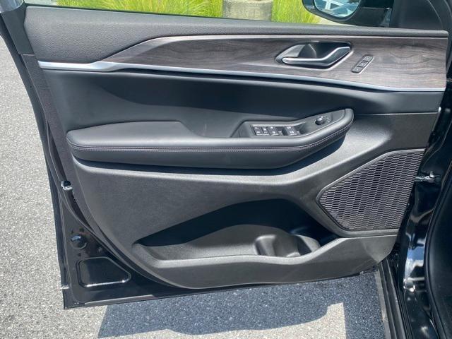 new 2025 Jeep Grand Cherokee car, priced at $41,500