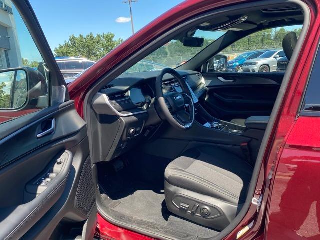 new 2025 Jeep Grand Cherokee car, priced at $37,500