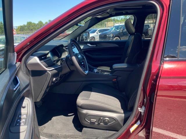 new 2025 Jeep Grand Cherokee car, priced at $37,500