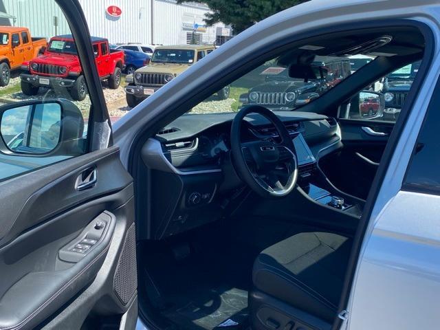 new 2025 Jeep Grand Cherokee car, priced at $37,500