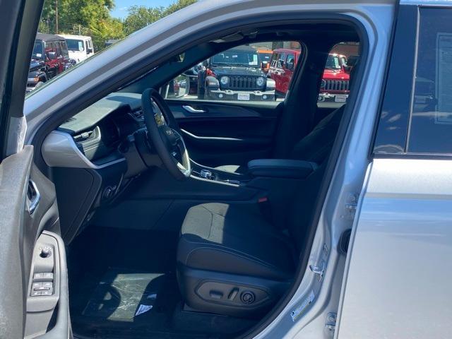 new 2025 Jeep Grand Cherokee car, priced at $37,500