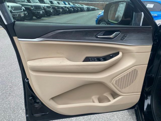new 2025 Jeep Grand Cherokee car, priced at $43,000
