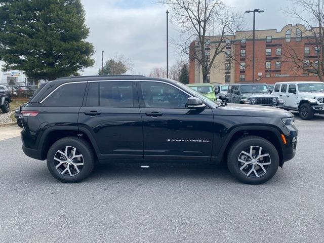 new 2025 Jeep Grand Cherokee car, priced at $43,000