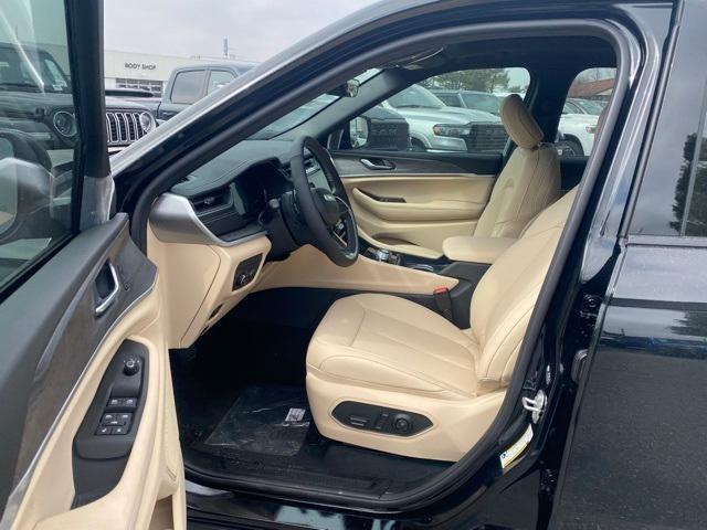 new 2025 Jeep Grand Cherokee car, priced at $43,000