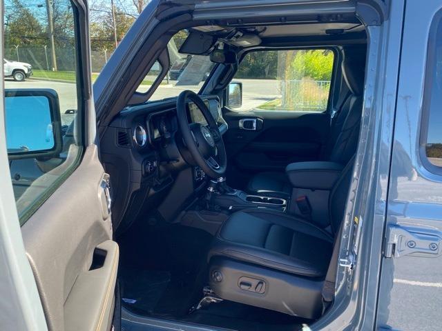 new 2025 Jeep Gladiator car, priced at $44,900