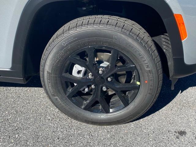 new 2025 Jeep Grand Cherokee car, priced at $40,750