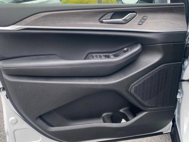 new 2025 Jeep Grand Cherokee car, priced at $47,000