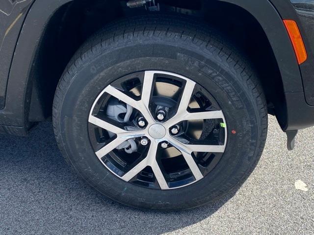 new 2025 Jeep Grand Cherokee car, priced at $45,000