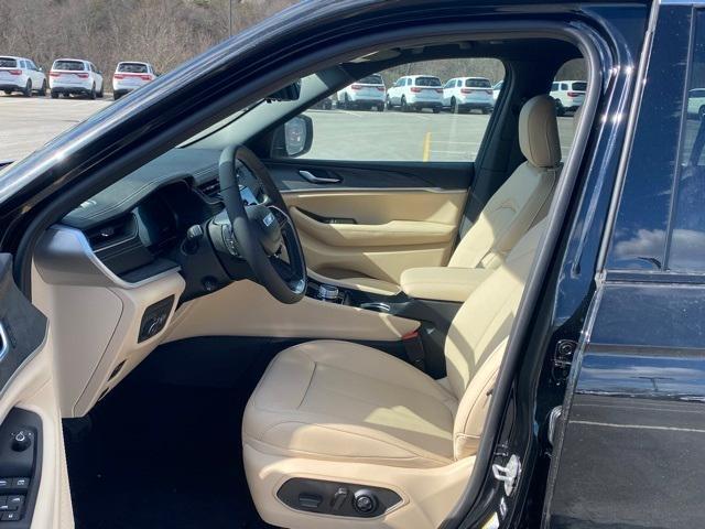 new 2025 Jeep Grand Cherokee car, priced at $45,000