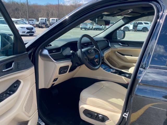 new 2025 Jeep Grand Cherokee car, priced at $45,000