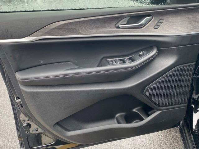new 2025 Jeep Grand Cherokee car, priced at $43,000