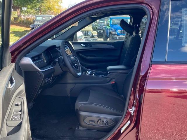 new 2025 Jeep Grand Cherokee car, priced at $36,000