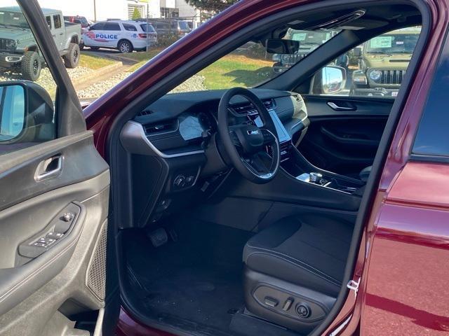 new 2025 Jeep Grand Cherokee car, priced at $36,000