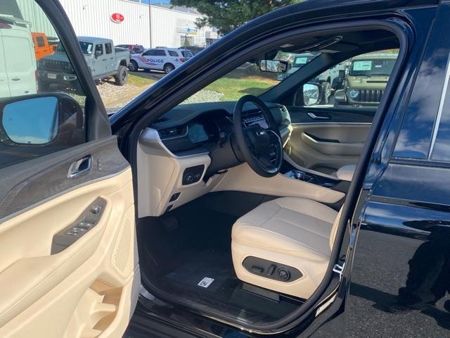 new 2025 Jeep Grand Cherokee car, priced at $46,750
