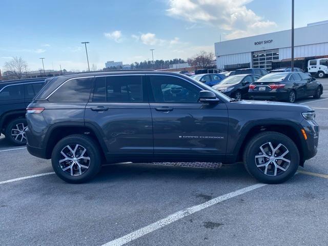 new 2025 Jeep Grand Cherokee car, priced at $43,000