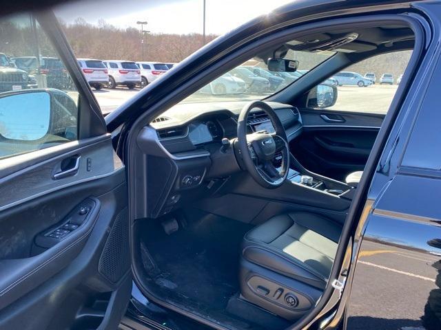 new 2025 Jeep Grand Cherokee car, priced at $42,500