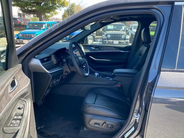 new 2025 Jeep Grand Cherokee car, priced at $45,000
