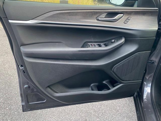 new 2025 Jeep Grand Cherokee car, priced at $43,750