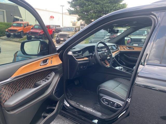 new 2025 Jeep Grand Cherokee car, priced at $62,500